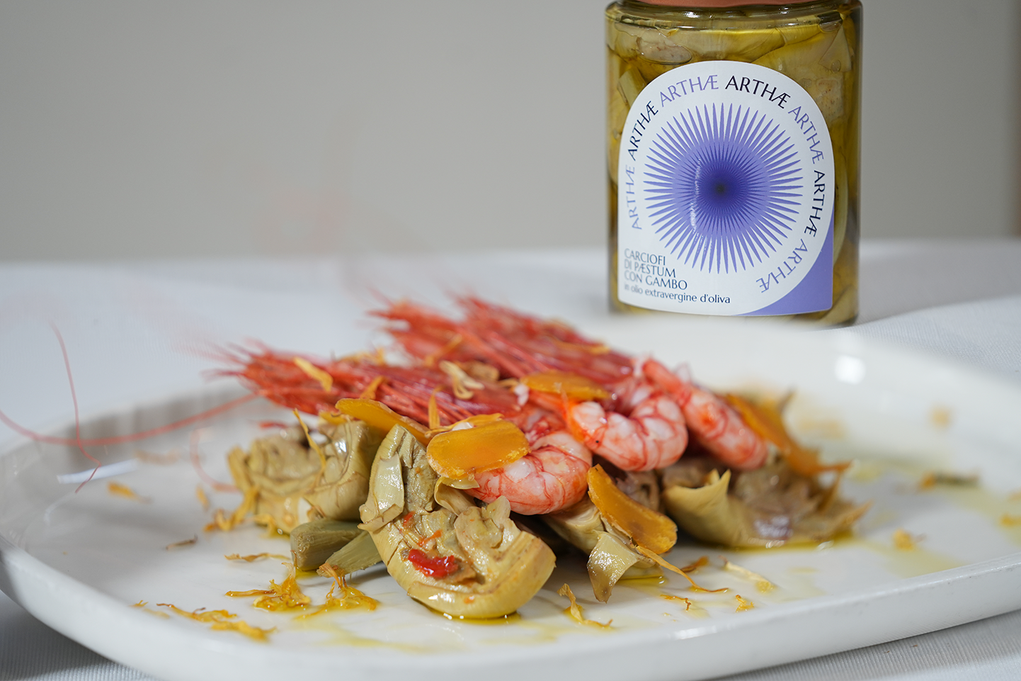 Carciofi con gambo, crudo di gamberi rossi e bottarga