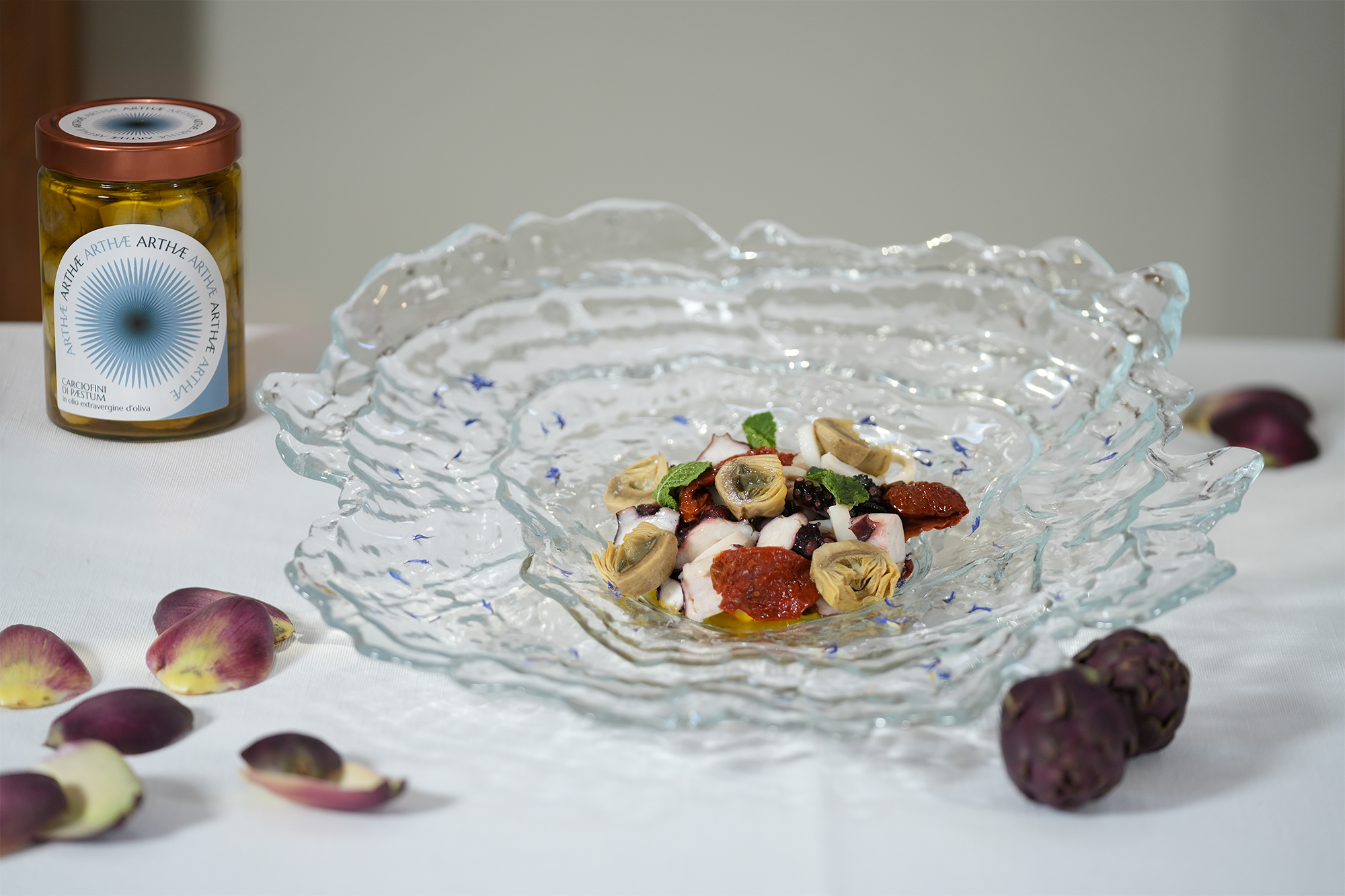 barattolo di carciofini sott'olio e piatto da portata