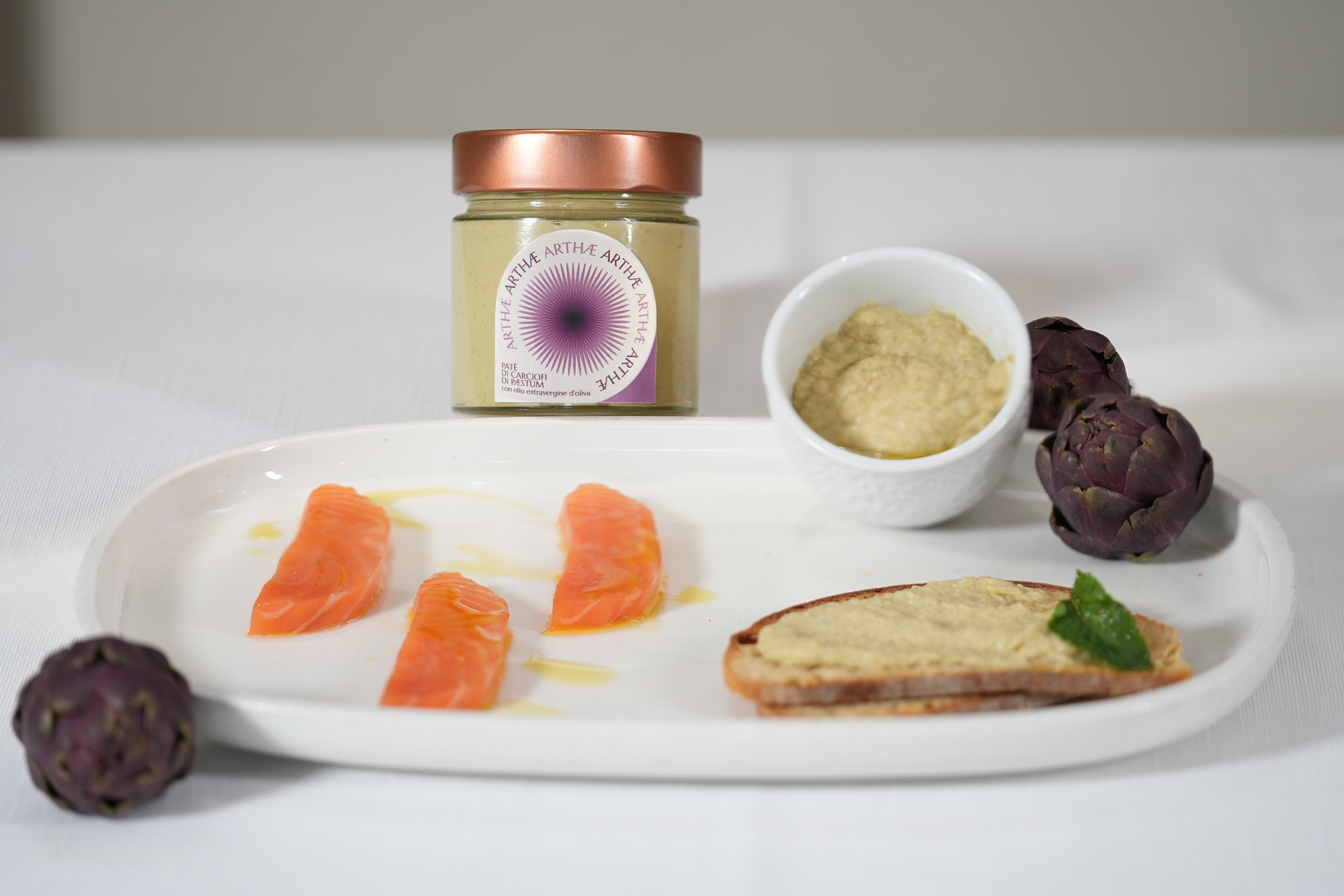 Crostino con patè di carciofi e sashimi di salmone affumicato