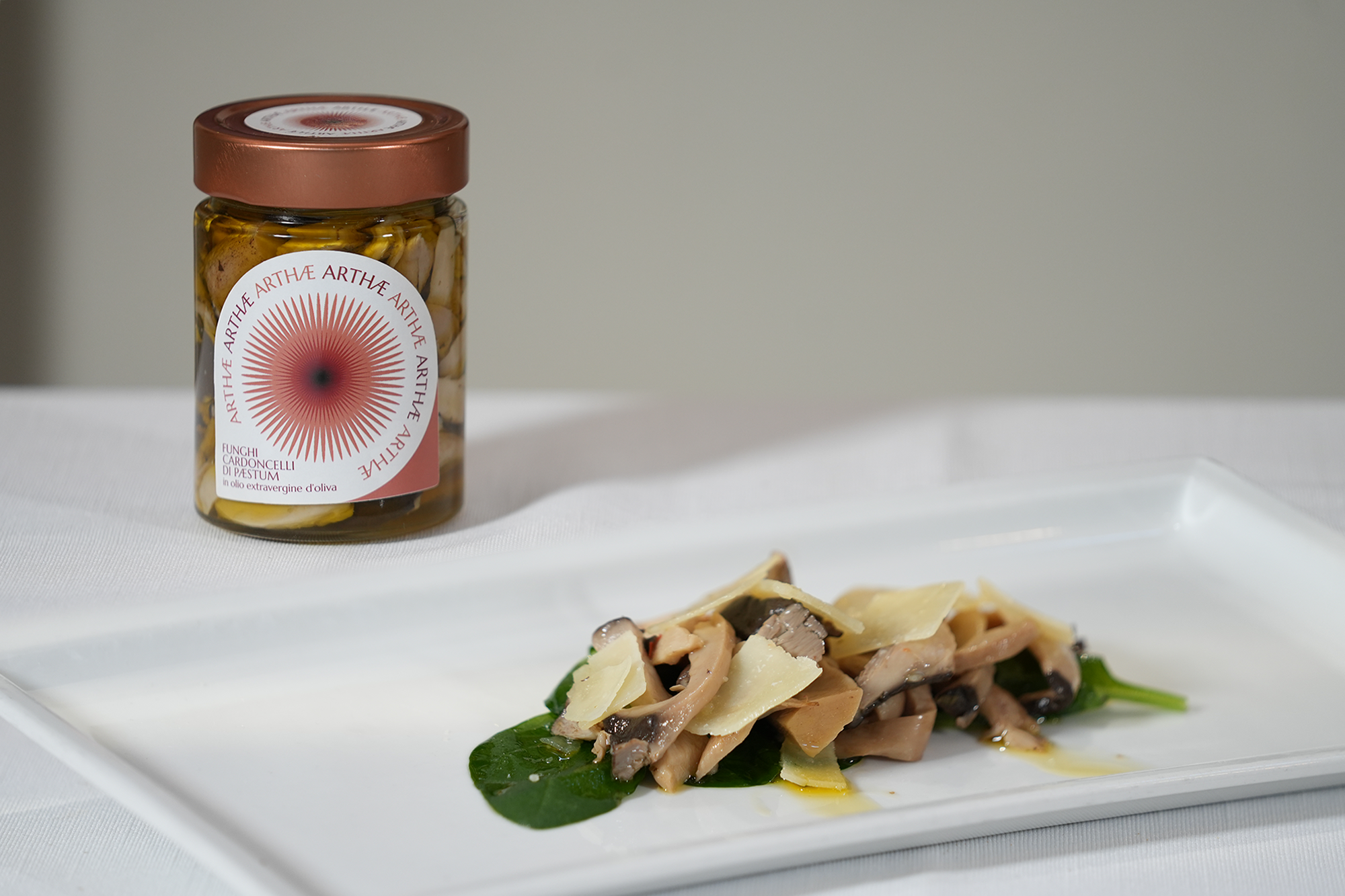 Funghi cardoncelli su letto di insalatina fresca e scaglie di grana