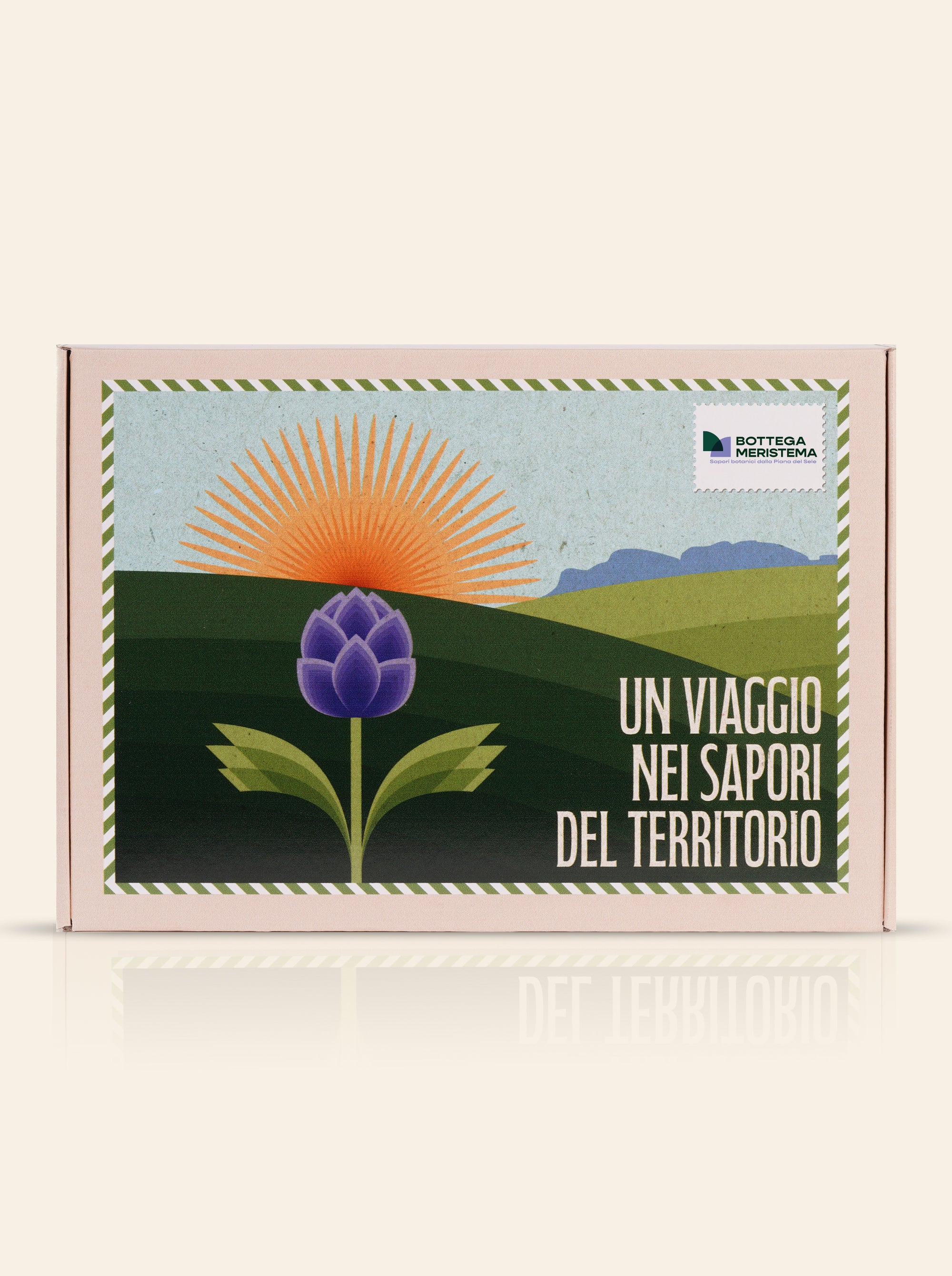 confezione regalo chiusa su sfondo beige