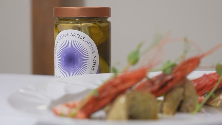 video che mostra una carrellata dei prodotti linea arthae che vengono impiattati e serviti da uno chef con guanti neri