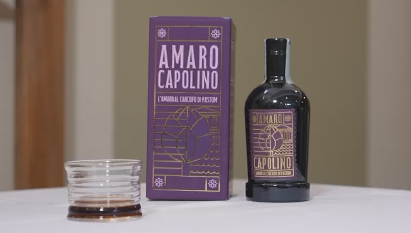 video che mostra l'amaro versato in un bicchiere da un sommelier con camicia bianca e cravatta nera.